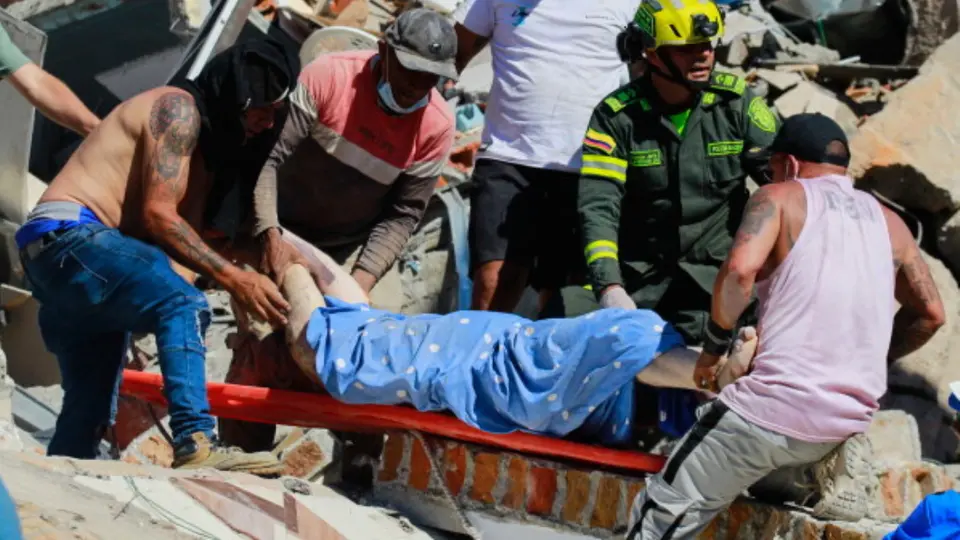 La Cruz Roja Colombiana habilitó mecanismos oficiales para recibir donaciones destinadas a las comunidades afectadas por el sismo. / AP