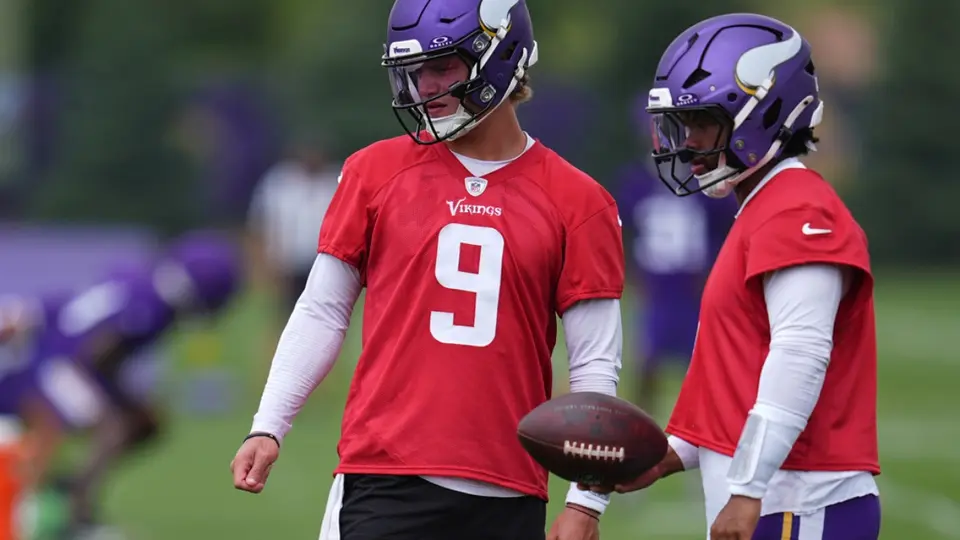 J.J. McCarthy junto a Kyler Murray en una práctica de los Vikings | AP