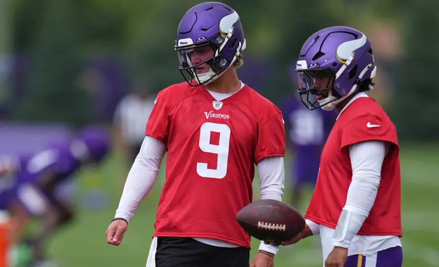 J.J. McCarthy junto a Kyler Murray en una práctica de los Vikings | AP