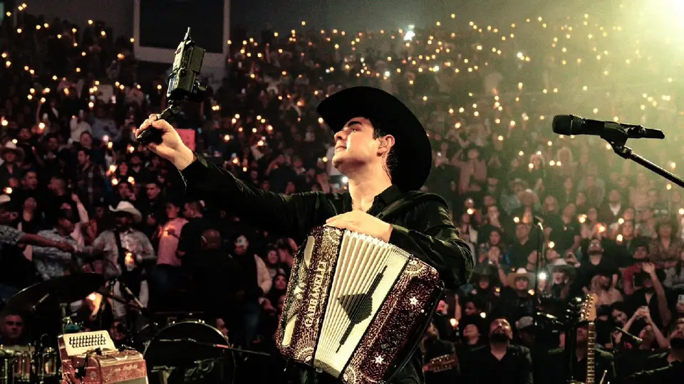 Los primeros reportes extraoficiales indican que un primo del cantante falleció al momento / Especial