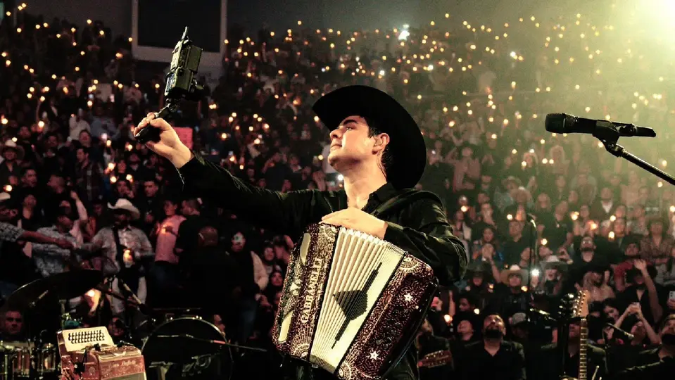 Los primeros reportes extraoficiales indican que un primo del cantante falleció al momento / Especial