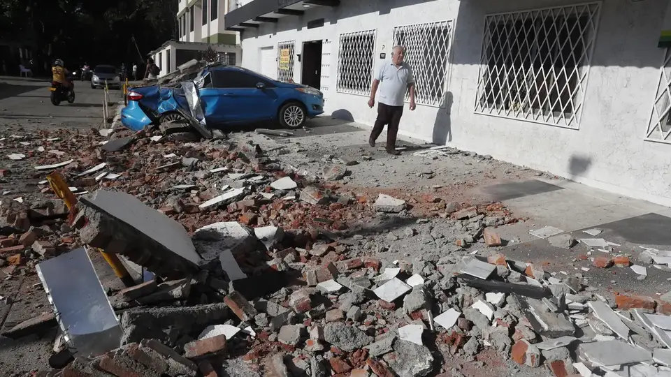 Un vehículo afectado por un muro tras un fuerte temblor este lunes, en Cali (Colombia)./Especial:EFE