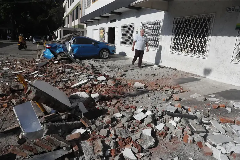 Un vehículo afectado por un muro tras un fuerte temblor este lunes, en Cali (Colombia)./Especial:EFE