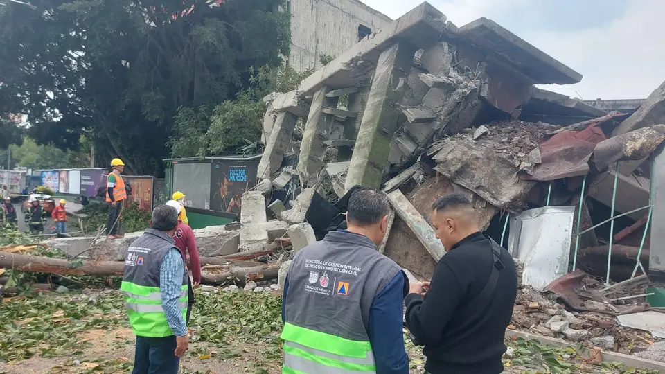 Los 15 trabajadores que se encontraban en el predio fueron contabilizados después del colapso; ninguno quedó atrapado entre los escombros./ X: @SGIRPC_CDMX