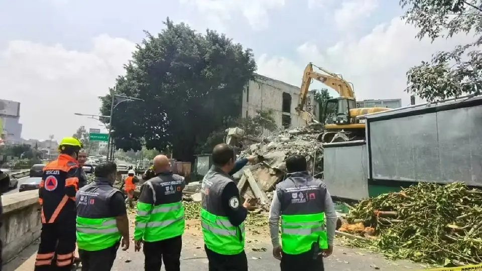 El incidente provocó daños en un automóvil y una motocicleta, mientras las autoridades descartaron víctimas mortales./ RS