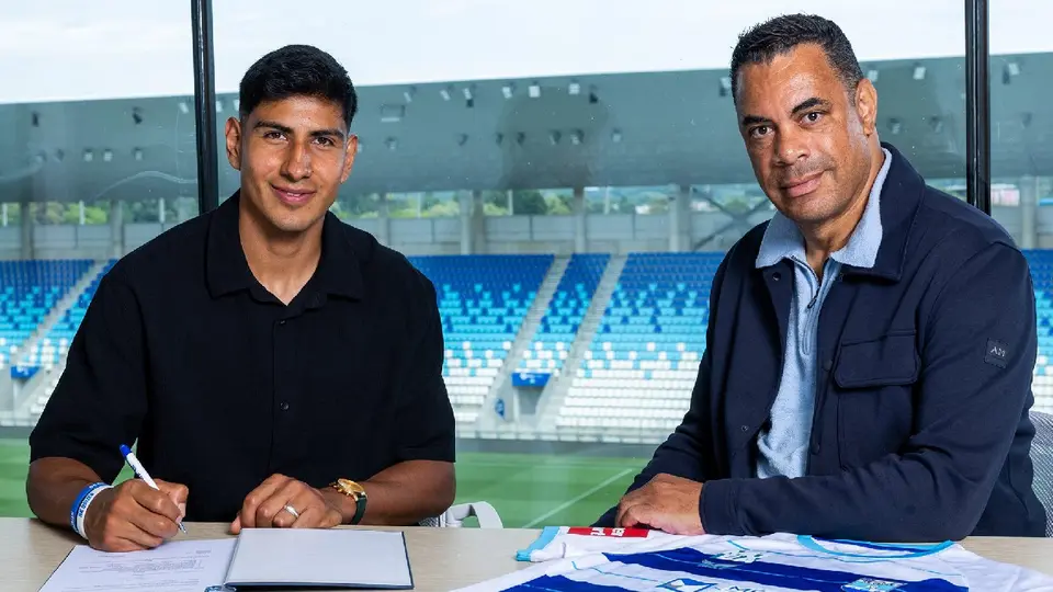 Armando León firmando contrato con Osijek | X:nkosijek