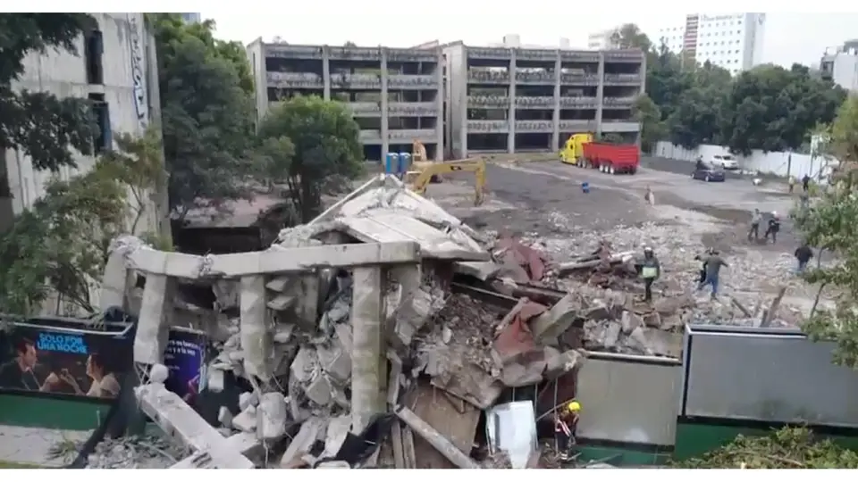 Personal de Protección Civil realizó trabajos en la estructura colapsada para reducir riesgos y avanzar con el retiro de escombros./ Captura de pantalla