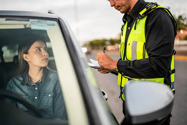Las autoridades pueden impedir que el vehículo continúe su recorrido./istock