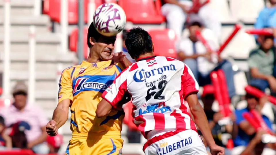 Flávio Rogéiro en juego contra Necaxa con Tigres | MEXSPORT