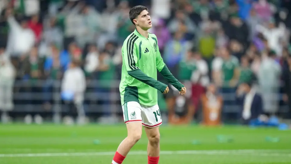 'Hormiga' González en calentamiento don la Selección Mexicana | IMAGO 7