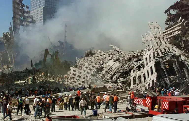 Bomberos y periodistas en la zona cero de Nueva York tras el ataque del 11 de septiembre de 2001./especial