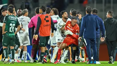 Keylor Navas recibió el primer golpe en la pelea al final del Pumas vs León