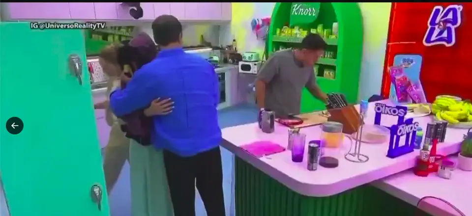 Otros dos participantes también se acercaron a Gala Montes y la abrazaron durante la misma escena./ Captura de pantalla