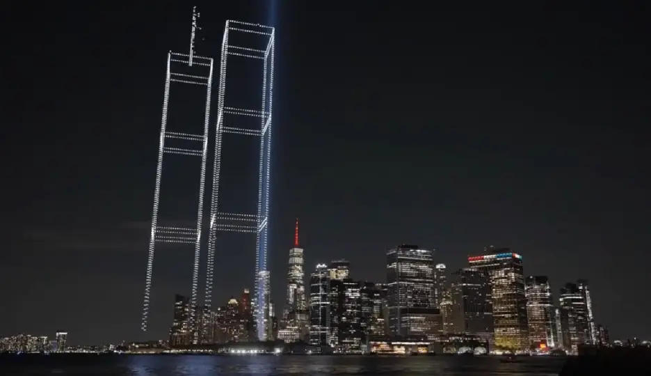 La recreación de las Torres Gemelas ocurrió frente al horizonte de Manhattan, a 25 años del 11-S / Captura de pantalla
