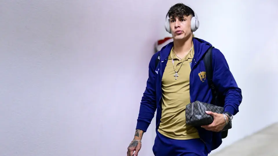Cristian Calderón en su llegada a un partido de Pumas | IMAGO 7