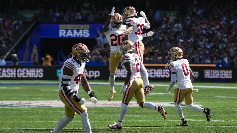 Jugadores de 49ers celebrando entrega de balón ante los Rams | AP