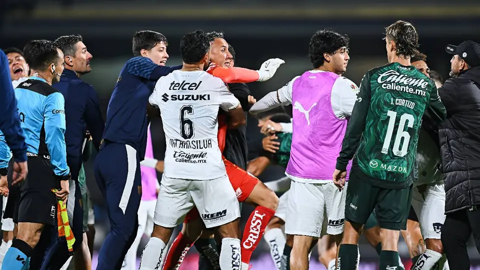 Keylor Navas siendo detenido por múltiples jugadores en plena pelea ante León | MEXSPORT