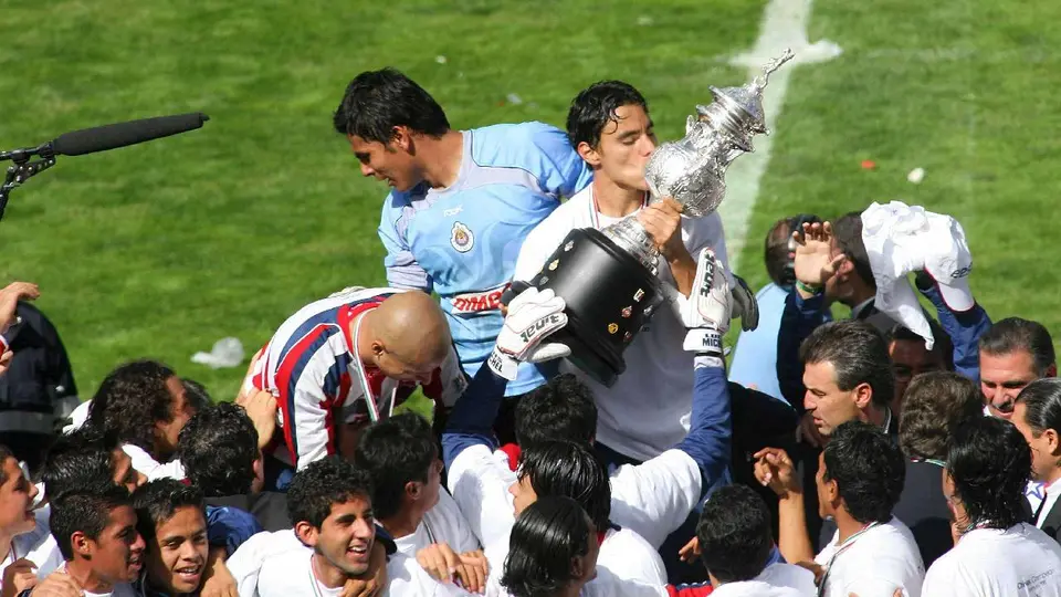 Chivas celebrando el título del Apertura 2006 | MEXSPORT