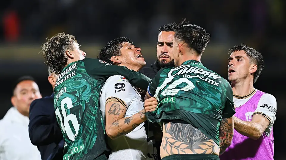 Jordi Cortizo separando a Robert Morales de Rodrigo Echeverría en el Pumas vs León | MEXSPORT