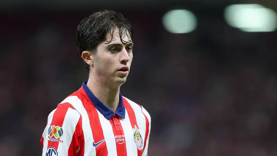 Brian Gutiérrez con camiseta de Chivas l MEXSPORT