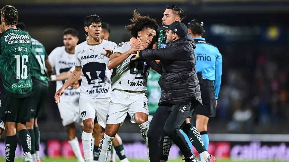Carrasquilla siendo detenido por integrantes de León | MEXSPORT