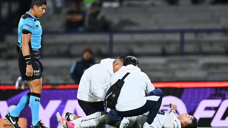 'Chicote' Calderón recibe atención médica en el partido de Pumas | MEXSPORT