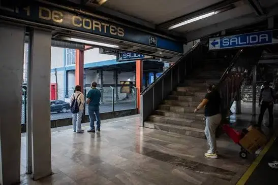 Tres presuntos ladrones fueron detenidos dentro del Metro CDMX./@metrocdmx