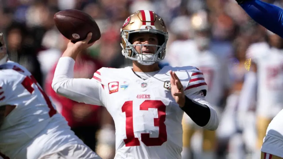 Brock Purdy lanzando su tercer pase de anotación ante los Rams | AP