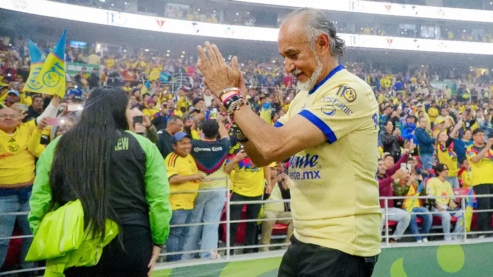 Raúl Gutiérrez recibe homenaje por parte del América; afición de Cruz Azul pide su salida del equipo femenil