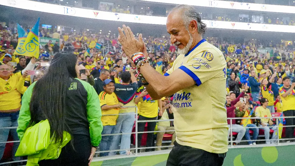 Raúl 'Potro' Gutiérrez, entrenador del Cruz Azul Femenil, en aniversario del América | IMAGO7