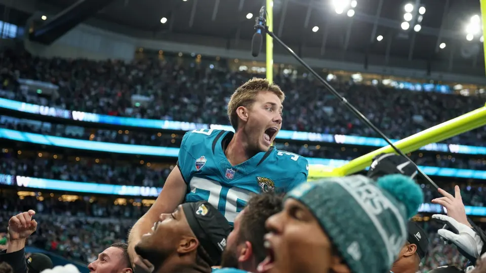 Cam Little en celebración con los Jaguars en el partido de ante Eagles en Londres | AP