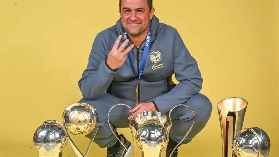 André Jardine posa con los títulos que ganó con América | MEXSPORT