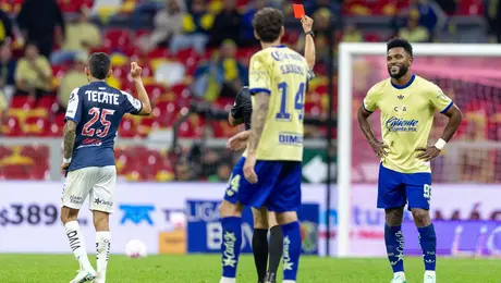 ¡Bye, 'Colibrí'! Miguel Borja se fue expulsado del partido ante Rayados en el Estadio Banorte