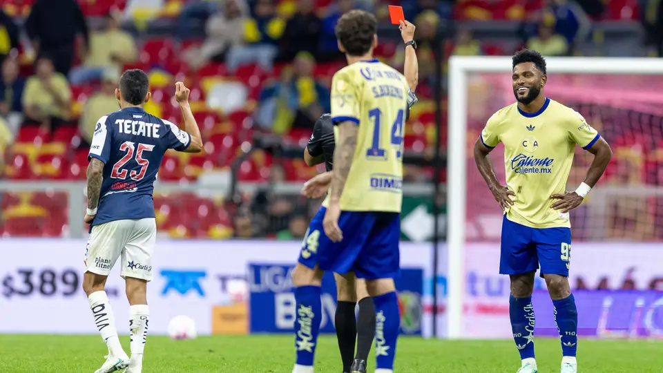 Óscar Mejía expulsa a Miguel Borja en el partido ante Rayados | MexSport