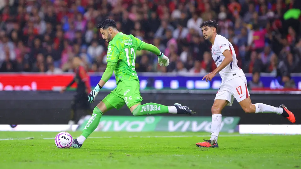 Camilo Vargas despeja ante la mirada de Ricardo Marín en el Clásico Tapatío | Imago7