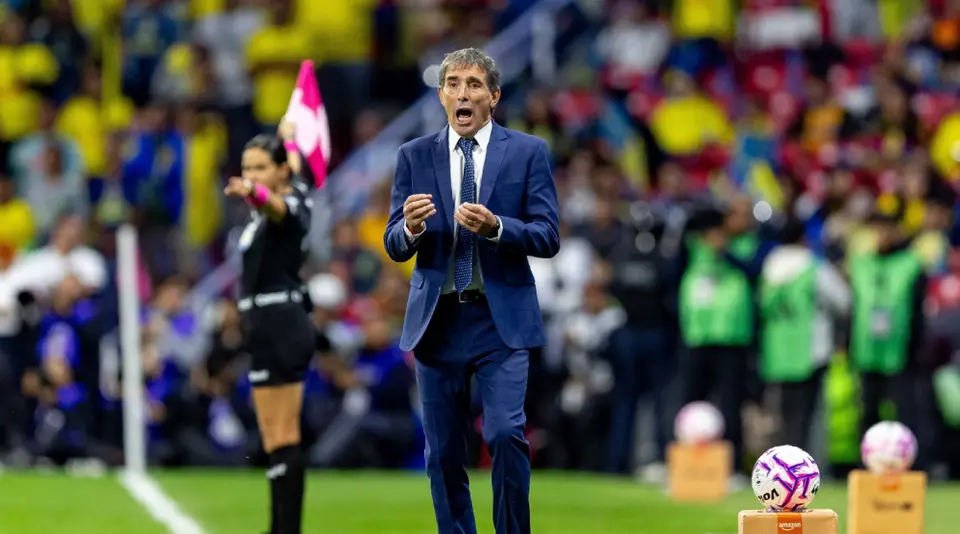 Guillermo Almada dando indicaciones en el América contra Monterrey | MEXSPORT