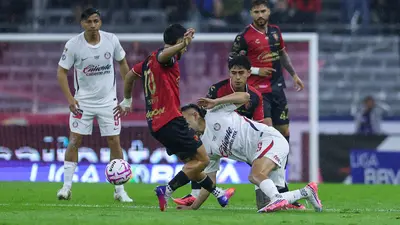 ¡Ya hay polémica en el Jalisco! Chivas pide penalti tras mano de Jorge Sánchez