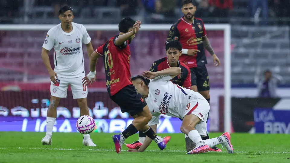 ¡Ya hay polémica en el Jalisco! Chivas pide penalti tras mano de Jorge Sánchez
