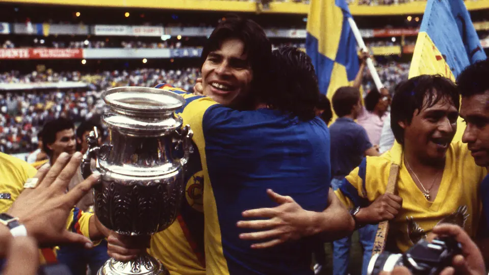 Alfredo Tena, exjugador del América, festejando el título conseguido ante Chivas, en 1984 | MEXSPORT