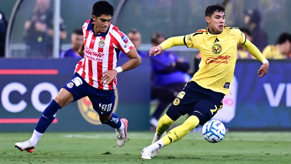 Leonel Calderón en el Clásico Nacional amistoso enfrentando a Emilio Lara | MexSport