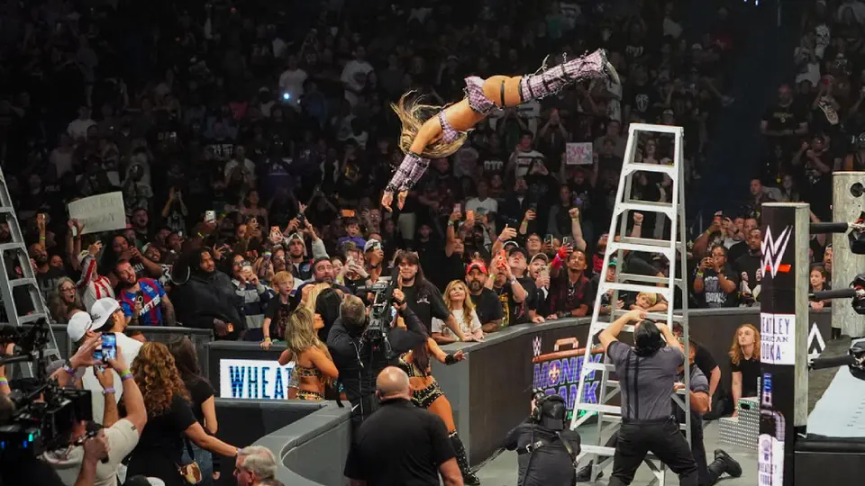 VIDEO: Tiffany Stratton sufre terrible caída en Money in the Bank 2026