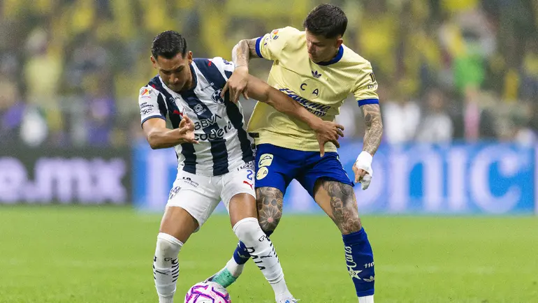 Ricardo Chávez, de Monterrey, y Brian Rodríguez, de América, luchando por un balón en el Estadio Azteca | MEXSPORT