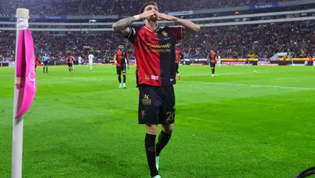 ¡Zarpazo del Zorro! Kevin Zenón pone el primer gol del Clásico Tapatío