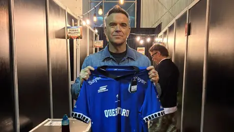 ¿El amuleto de la buena suerte? Así ‘presume’ Robbie Williams su playera de Gallos Blancos