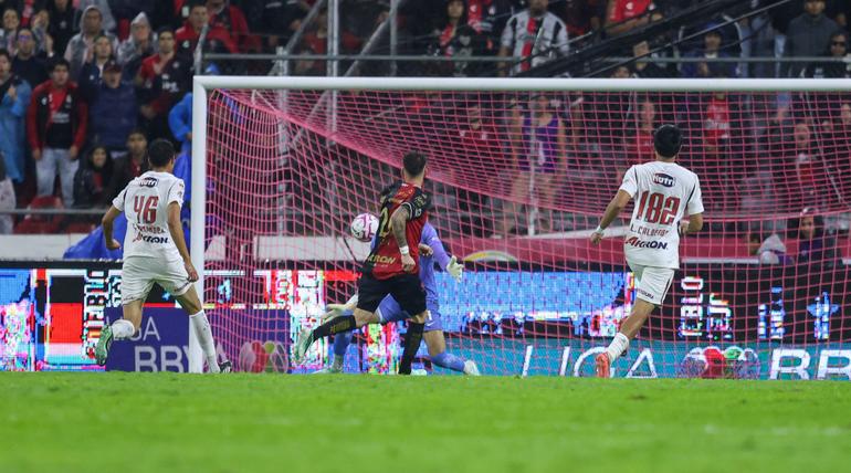 Atlas se pone adelante en el Clásico ante Chivas | MEXSPORT