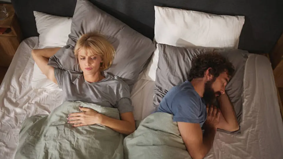 La mujer comenzó a preguntarse si su pareja imaginaba a alguien más. / iStock