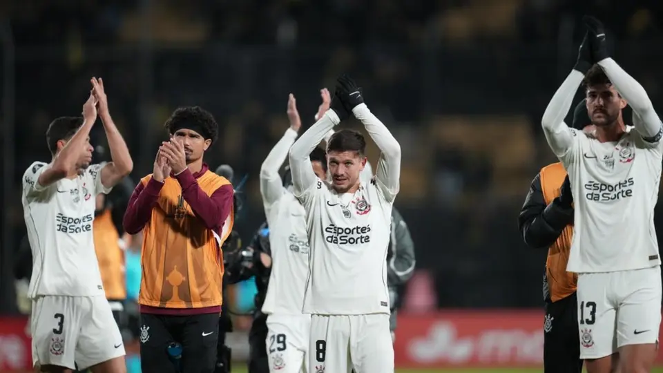 Jugadores de Corinthians saludan a la afición tras un partido | AP