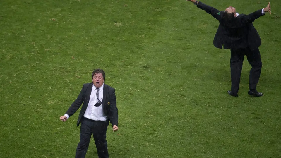 Miguel Herrera en celebración con América tras ganar la Final del Clausura 2013 | MEXSPORT