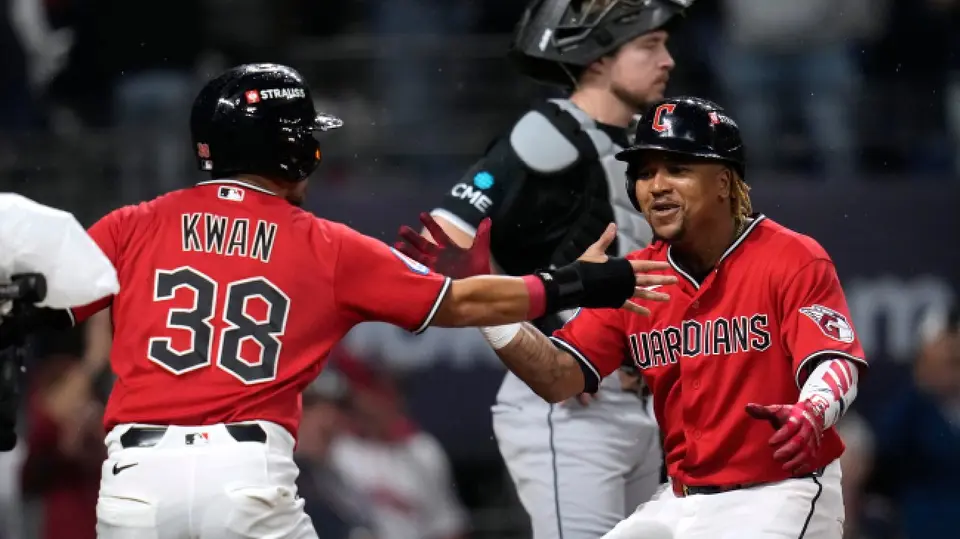 José Ramírez, Cleveland Guardians, celebra con su compañero Steven Kwan | AP