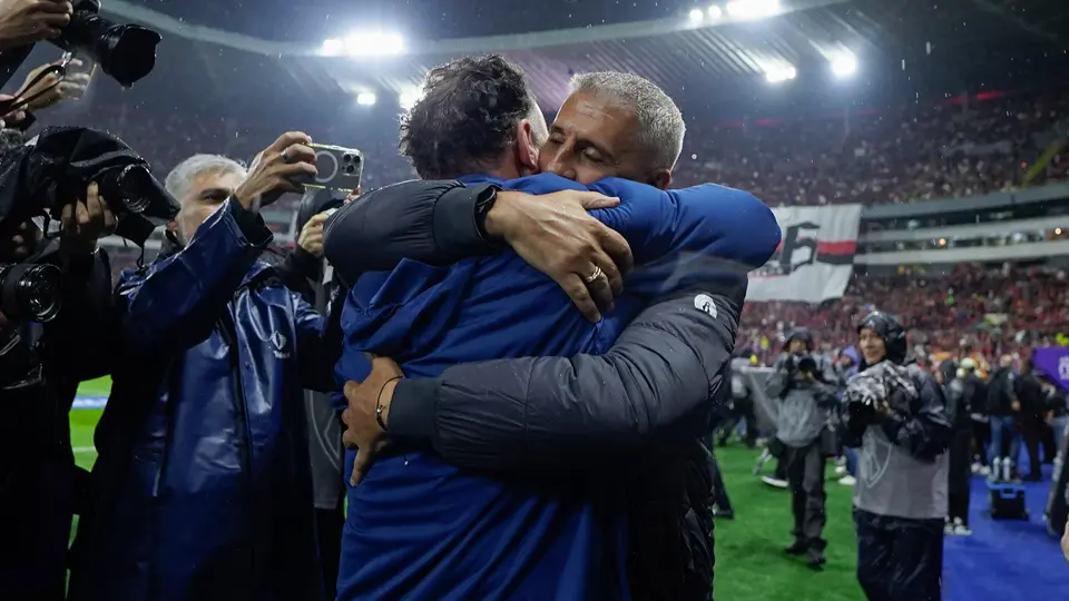 Abrazo entre Hernán Crespo y Gabriel Milito antes del Clásico Tapatío | Imago7